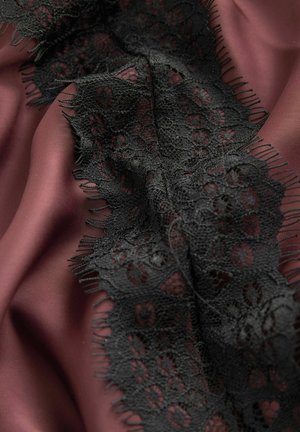 Viininpunainen kangas, jossa on teksturoitu musta pitsireunus kukkakuvioilla ja hapsutetuilla reunoilla. Pitsi muodostaa kontrastin sileälle pohjamateriaalille.