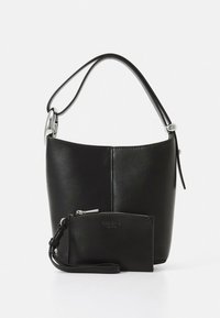 Crna kožna torba u obliku kante s zakrivljenom ručkom, glatke teksture, i malom odvojivom torbicom s patentnim zatvaračem pričvršćenom za torbu. Srebrni metalni detalji.