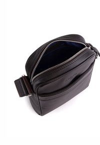 Borsa a tracolla in pelle nera con superficie testurizzata, zip metallica e interno foderato in tessuto blu. Tasca frontale visibile.