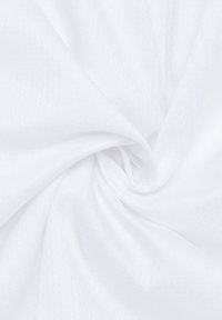 Weißer Textil mit einem subtilen Diamantmuster und einer glatten, leichten Textur, in einem gefältelten Schwung arrangiert.