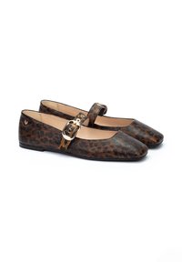 Bailarinas de estampado de leopardo con punta cuadrada, suela plana y una hebilla decorativa en la correa. Fabricadas en cuero con un acabado texturizado.