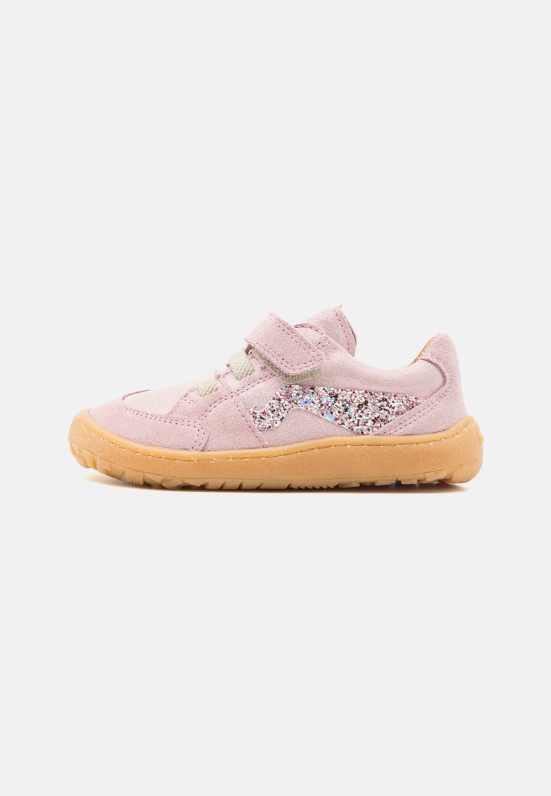Rosa mocka sneaker med en glittrig sidobeläggning. Har en strukturerad sula och ett kardborreband för enkel fastsättning.