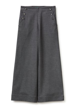 Grijze broek met wijde pijpen en voorzakken, elk geaccentueerd met twee zwarte knopen.