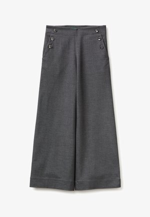 Pantalon gris à jambes larges avec poches avant, chacune soulignée par deux boutons noirs.