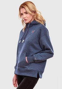 Felpa blu navy con tasca frontale, cordini bianchi e dettagli ricamati sul petto. Il tessuto appare morbido e testurizzato.
