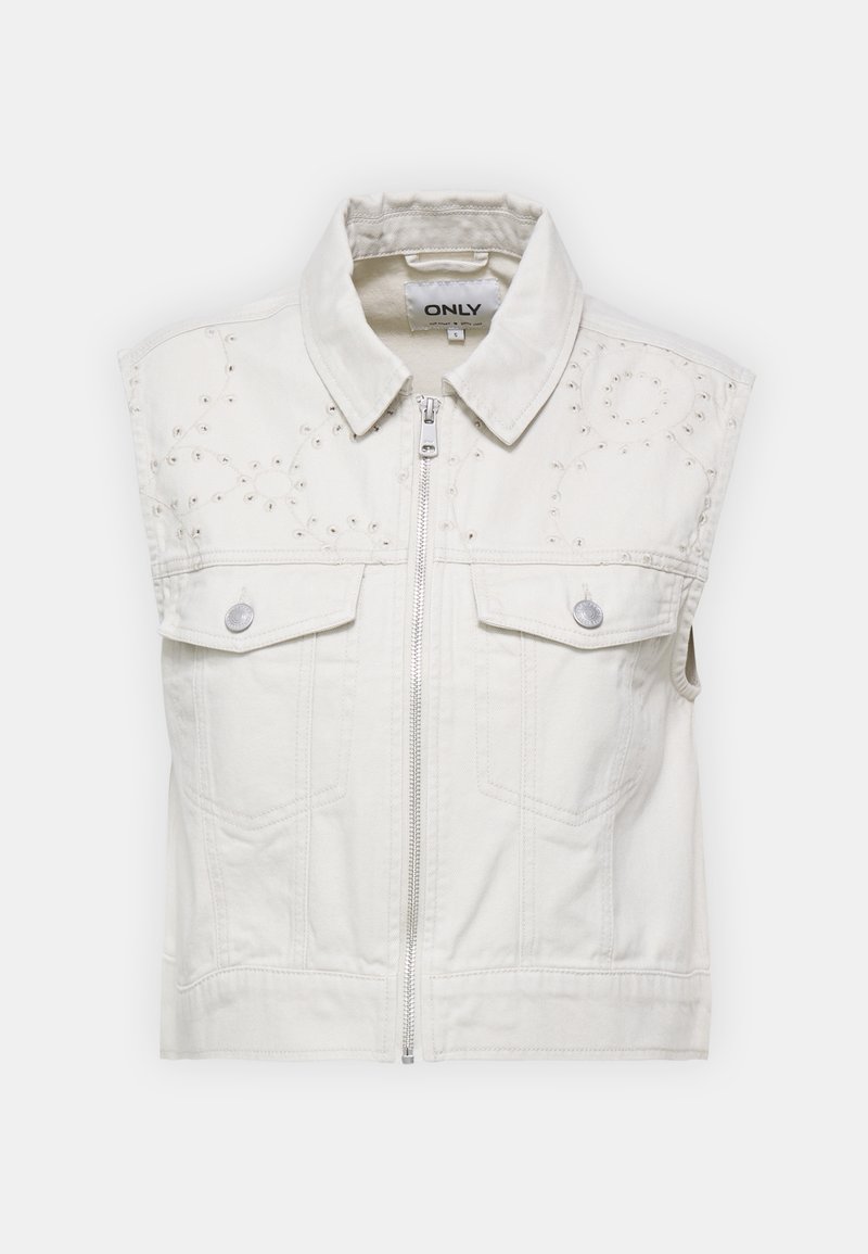 Veste sans manches en denim blanc avec fermeture éclair à l'avant, deux poches poitrine à bouton, col et détails subtils de clous circulaires sur les épaules.