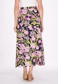 Fustă maxi florală în nuanțe de bleumarin cu modele de flori roz și verzi. Prezintă un design fluid și un tiv evazat. Asortată cu pantofi cu toc bloc, de culoare bej.