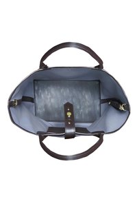 Sac fourre-tout en cuir marron avec poignées doubles, poche intérieure et doublure à rayures bleu clair. Dispose d'une fermeture à pression et d'accents en métal doré.