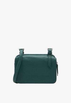 Borsa a tracolla in pelle verde con una forma rettangolare elegante, tracolla regolabile, chiusura con cerniera e dettaglio del logo discreto sulla parte anteriore.