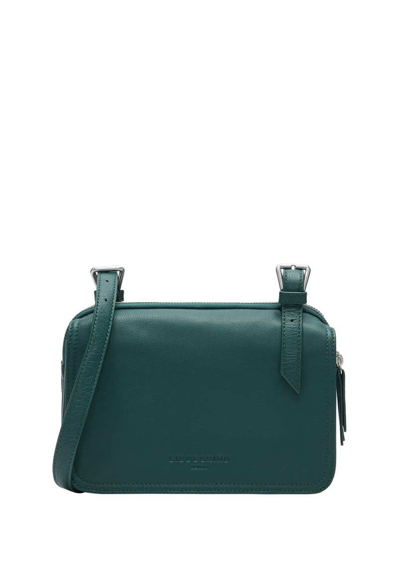 Zielona skórzana torba na ramię o smukłym, prostokątnym kształcie, z regulowanym paskiem, zamkiem błyskawicznym i subtelnym logiem z przodu.
