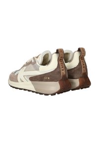 Baskets en daim marron et textile crème avec des accents blancs, semelle épaisse, marque en relief et talon texturé pour une meilleure adhérence.