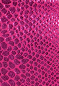 Tissu rose texturé présentant un motif de peau de reptile avec des accents métalliques brillants et des formes variées dans des teintes plus foncées de rose.