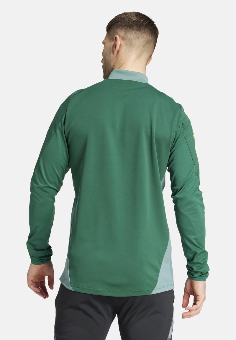 Maglietta sportiva a maniche lunghe di colore verde scuro con dettagli in azzurro chiaro, texture liscia e vestibilità regolare. Presenta un collo alto e cuciture piatte.