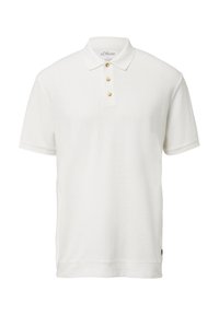 Biely polo tričko s textúrovanou tkaninou, tri zlaté gombíky na zapínaní a malý detail loga blízko lemu. Krátke rukávy.