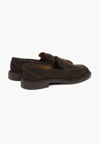 Bruine suède loafers met een moccasin-stijl bovenkant, gestikte details en een duurzame rubberen zool. Platte ontwerp met een ronde neus.