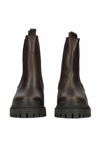Hnědé kožené kotníkové boty s hladkým povrchem, elastickými bočními panely a robustními černými gumovými podrážkami s vodorovnými drážkami.