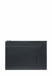 Bustina rettangolare nera in pelle con zip, tasca frontale e logo in rilievo discreto nell'angolo inferiore destro.