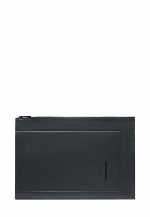 Bustina rettangolare nera in pelle con zip, tasca frontale e logo in rilievo discreto nell'angolo inferiore destro.