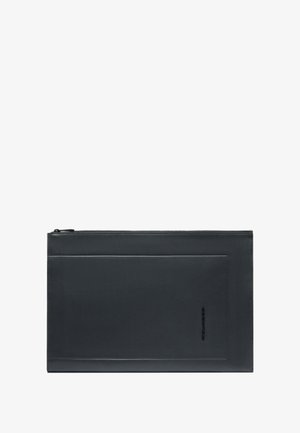 Pochette rectangulaire en cuir noir avec fermeture éclair, poche avant et logo discret embossé dans le coin inférieur droit.