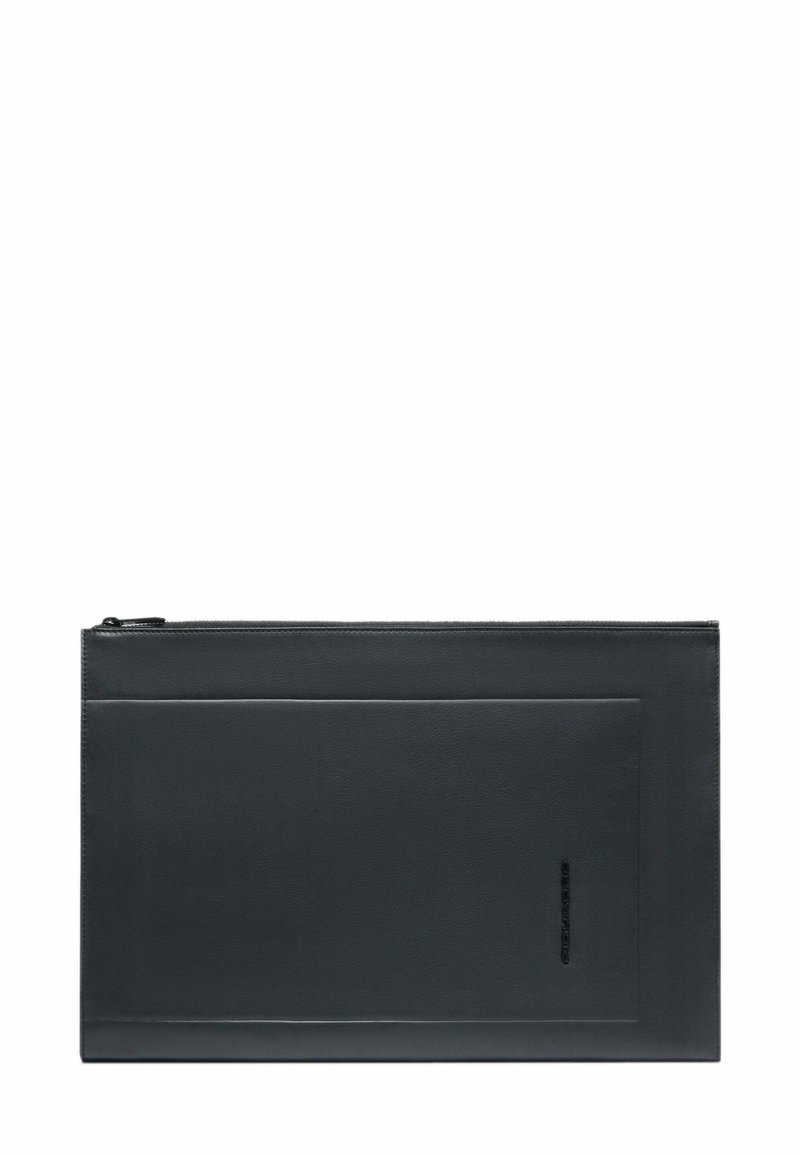 Bustina rettangolare nera in pelle con zip, tasca frontale e logo in rilievo discreto nell'angolo inferiore destro.