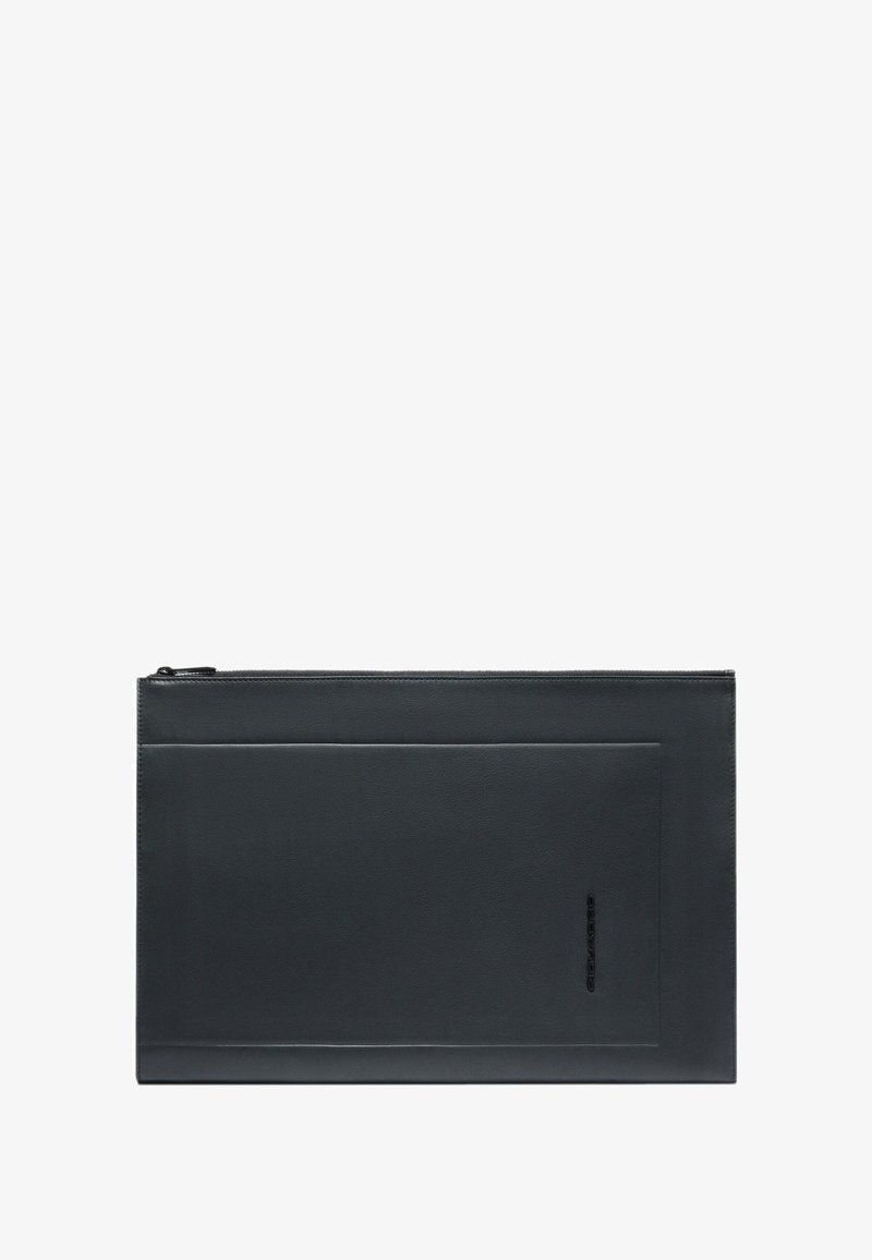 Bustina rettangolare nera in pelle con zip, tasca frontale e logo in rilievo discreto nell'angolo inferiore destro.