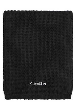 Schwarzer, gerippter Strickschal mit weißem "Calvin Klein"-Logo, das nahe einer Kante eingestickt ist, ordentlich gefaltet.