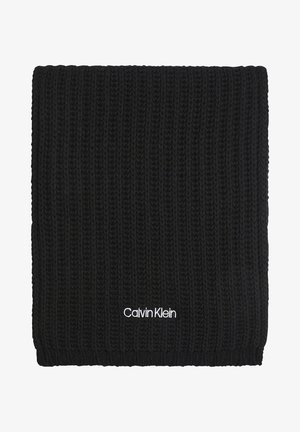 Zwarte geribbelde breisjaal met wit "Calvin Klein"-logo geborduurd dicht bij een rand, netjes opgevouwen.