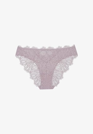 Koronkowa bielizna w delikatnym różowym kolorze, z subtelnymi kwiatowymi wzorami i falbaniastym wykończeniem. Lekka, o przezroczystej strukturze i misternych detalach.