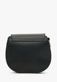 Czarna skórzana torebka crossbody o zaokrąglonym kształcie, fakturowanej powierzchni, z klapą oraz złotymi akcentami. 