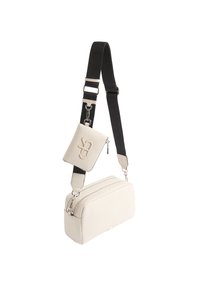 Torba z fakturowanej skóry w kolorze off-white, z regulowanym czarnym paskiem, podwójnymi zamykanymi kieszeniami i odpinaną małą saszetką z wytłoczonym logo.