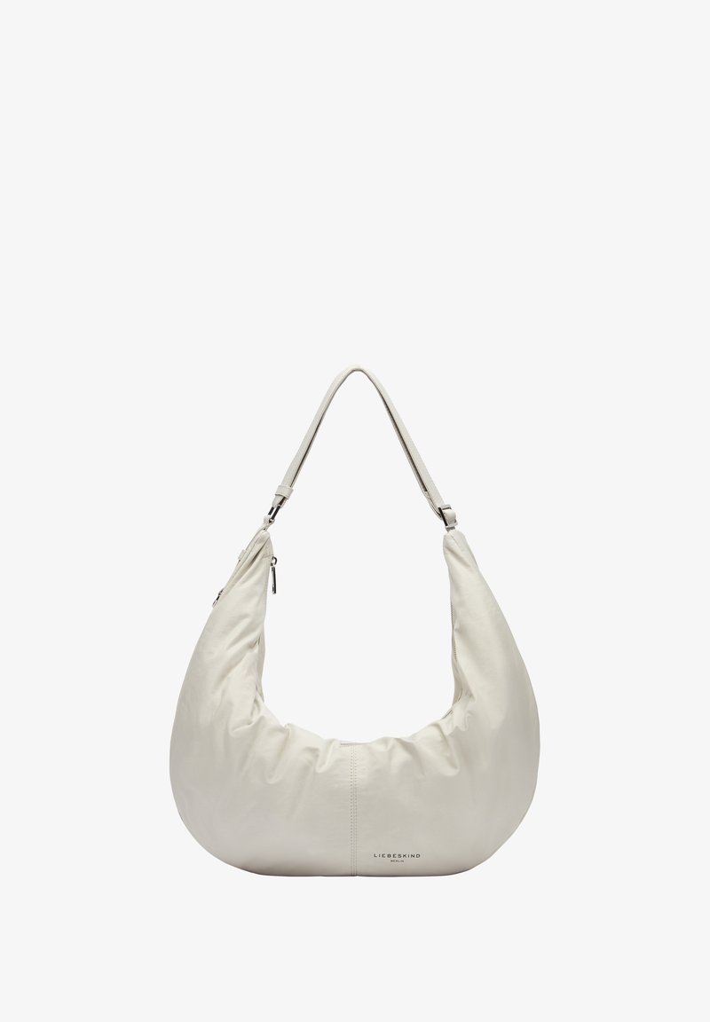 Sac hobo couleur crème en cuir souple, présentant une forme arrondie, une bandoulière ajustable et des accents de quincaillerie discrets.