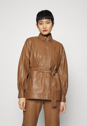VESTINE JACKET - Imitatieleren jas - camel