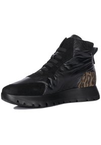 Zapatillas negras de caña alta con una mezcla de cuero mate y ante. El lateral presenta un panel de estampado de leopardo. Suela acolchada con agarre texturizado.