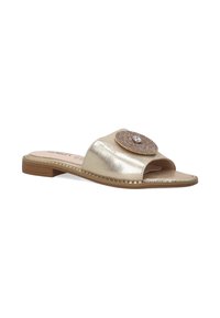 Guld metallic slide sandal med en cirkulær udsmykningen, der indeholder perler og en sten, åben tå-design, flad sål og syet trim.