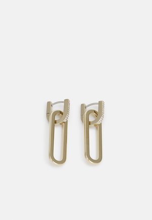 Goudkleurige oorbellen in de vorm van paperclips met een gepolijste afwerking, voorzien van een kleine lus en een rij heldere strass steentjes op het bovenste deel.