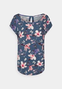 Top floreale a maniche corte di colore blu navy con fiori rosa e bianchi e farfalle, dotato di scollo rotondo e dettaglio a oblò sulla schiena.