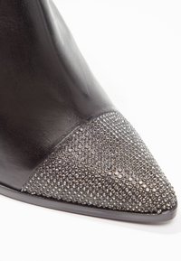 Schutz Botines bajos - black