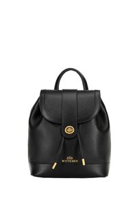 Sac à dos en cuir noir avec un corps texturé, un rabat arrondi, des accessoires en or et un système de fermeture à cordon. Présente le logo de la marque à l'avant.
