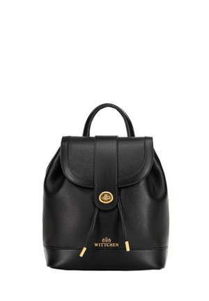 Schwarzer Leder-Rucksack mit strukturiertem Körper, abgerundetem Deckel, goldenen Beschlägen und Schnürverschluss. Mit Markenlogo auf der Vorderseite.