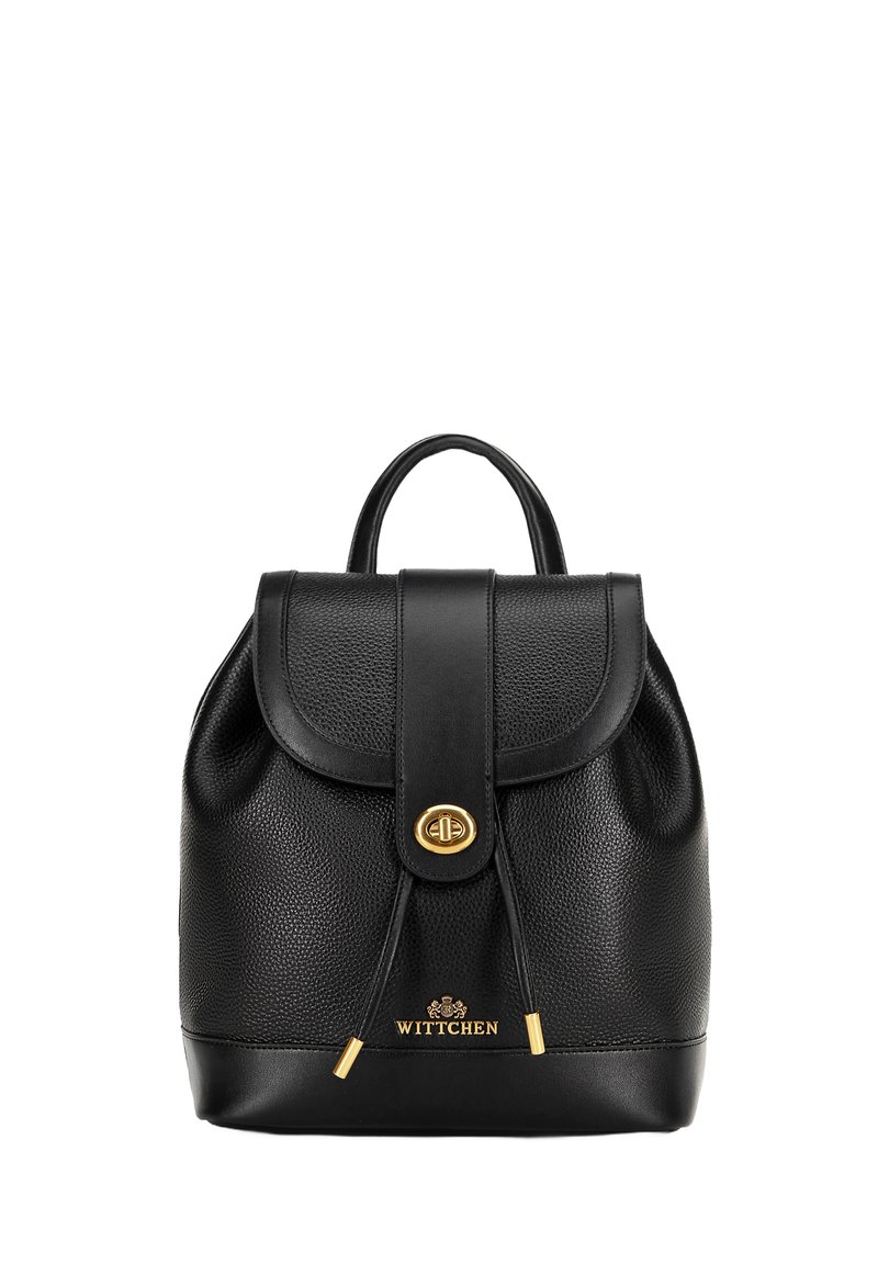 Sac à dos en cuir noir avec un corps texturé, un rabat arrondi, des accessoires en or et un système de fermeture à cordon. Présente le logo de la marque à l'avant.