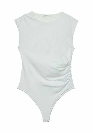 Bela bodysuit iz gladkega, raztegljivega materiala. Ima okrogel izrez, kratke rokave in nabran detajl na eni strani s pritrdilnimi gumbi na dnu.