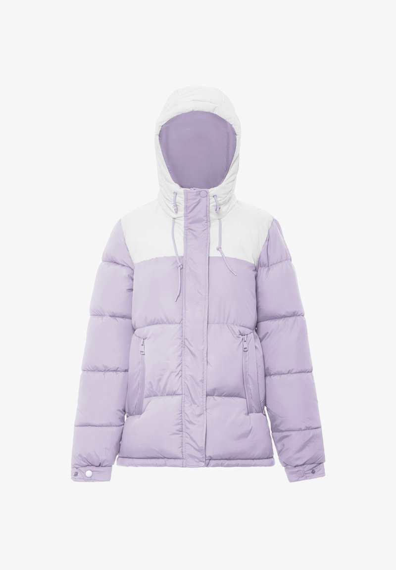 Chaqueta tipo puff en púrpura claro con panel superior blanco, capucha forrada de piel sintética, bolsillos con cremallera y textura acolchada. Incluye cordones ajustables.