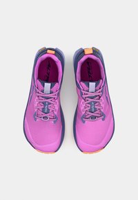 Baskets de course violettes et roses avec tige en mesh, détails réfléchissants, lacets réglables et accents orange sur le talon et la semelle extérieure.