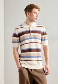 Beige strikket polo skjorte med horisontale striper i brun, lys brun, blå og lys blå; kortermet og med klassisk krage.