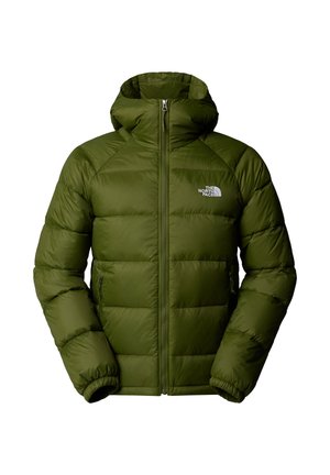 Giacca puffer verde oliva con cappuccio, dotata di chiusura a zip frontale, polsi elasticizzati e logo sul petto. Struttura imbottita per garantire calore.