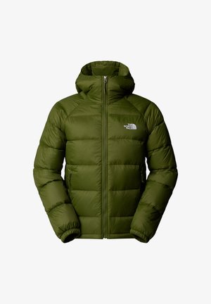 Chaqueta de plumas verde oliva con capucha, que presenta un cierre frontal con cremallera, puños elásticos y un logo en el pecho. Construcción acolchada para mayor calidez.