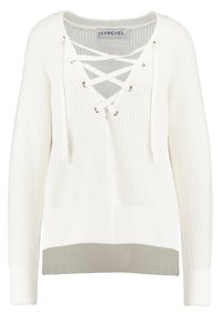 Witte gebreide trui met een V-hals en een veterdetail aan de voorkant. Voorzien van lange mouwen, geribde zoom en een iets langere achterkant. Geen patronen of versieringen.