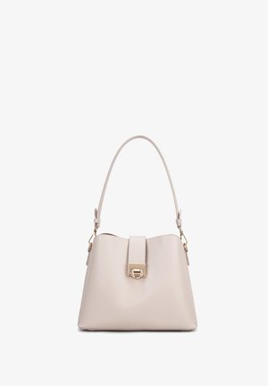 Beige Lederhandtasche mit strukturierter Form, flachem Oberteil, goldenen Beschlägen und einem einzelnen Schultergurt. Mit einem Frontklappverschluss.