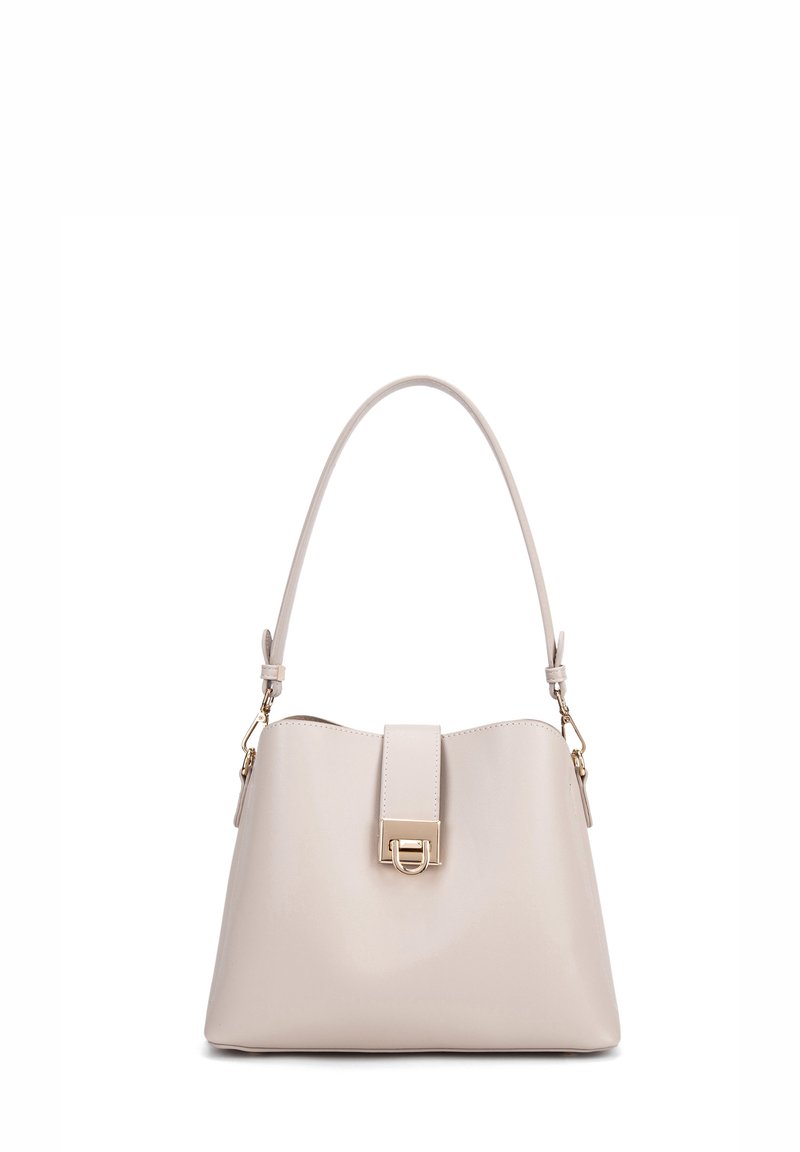 Borsa a mano in pelle beige con una forma strutturata, una parte superiore piatta, accessori in oro e una sola tracolla. Presenta una chiusura con patta frontale.