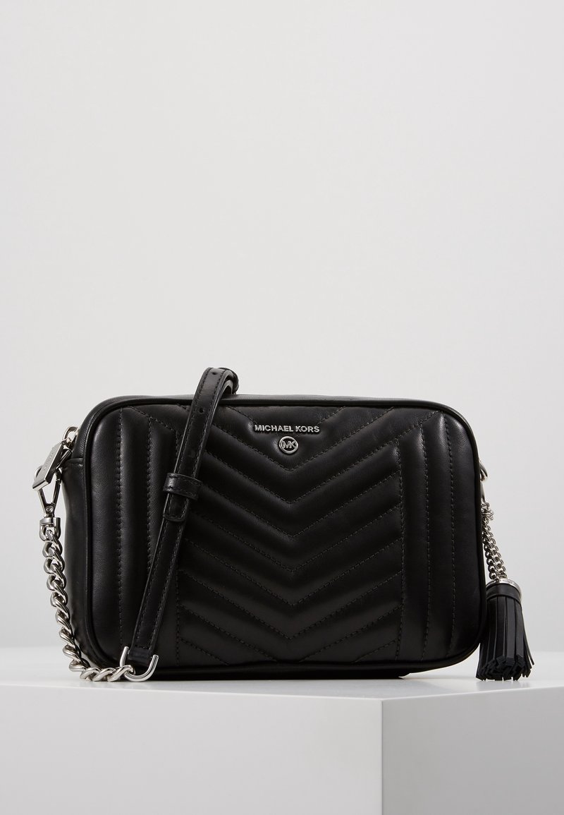 Schwarze gesteppte Leder-Umhängetasche mit Chevron-Muster, silbernem Logo, Ketten- und Ledertragegurt sowie Quaste.